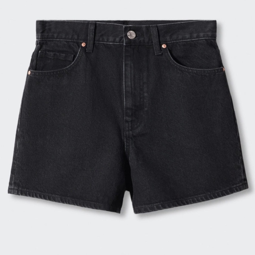 Denim style cotton fabric. Straight design. Short design. High waist. Loops.